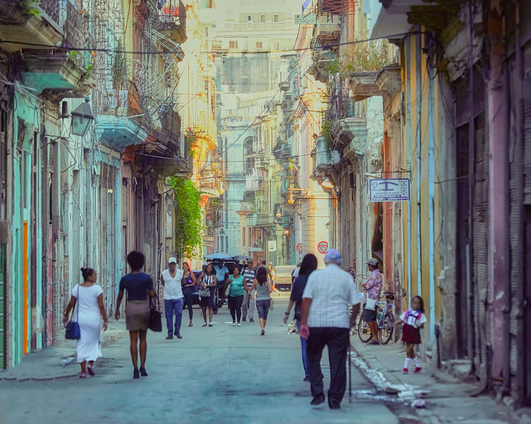 Personas caminan por una calle de La Habana