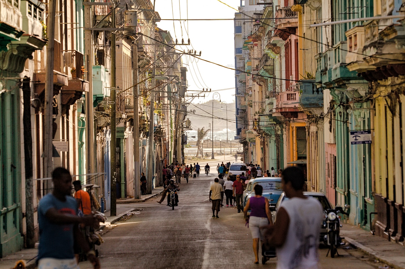 Una calle de La Habana desemboca en el Malecón